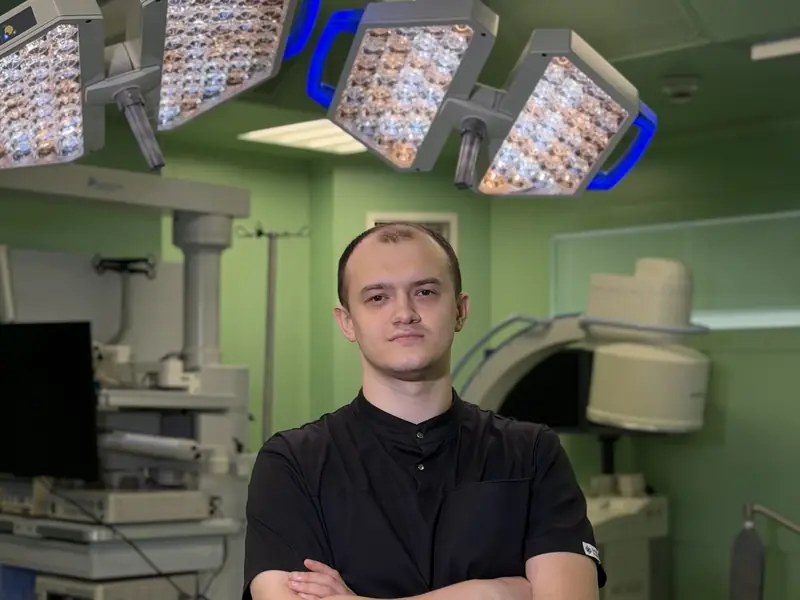 Лікар-хірург, уролог Віталій Козенко в операційній UROUNITY